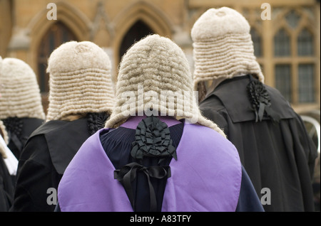 Richter Perücken Kleider zeremonielle formelle Kleidung. UK Circuit Judge in lila und District Judges in ganz schwarz nehmen am Lord Chancellors Breakfast Teil. London. Stockfoto