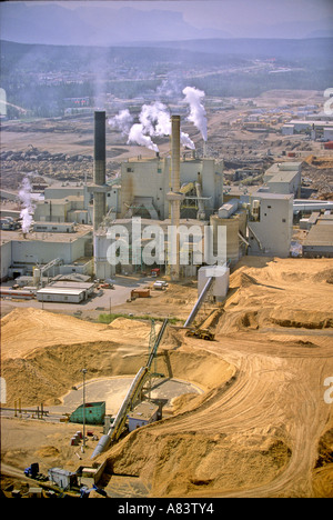 Zellstoff-Fabrik in den Ausläufern Stockfoto