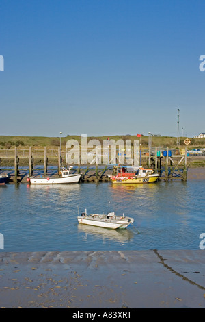 Boote im Roggen Hafen bei Ebbe, Roggen, Sussex, UK Stockfoto
