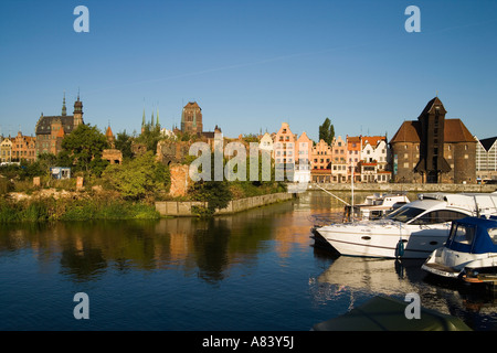 Danzig, Polen; Nowy Port (Binnenhafen) und Gdansk Kran, Mottlau Stockfoto