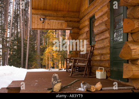 Blockhaus-Veranda mit Log-Möbel Stockfoto