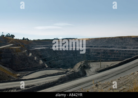 Terrassen-Anlieger und Teige auf Frasers Pit öffnen Besetzung Goldmine in Otago Neuseeland Stockfoto