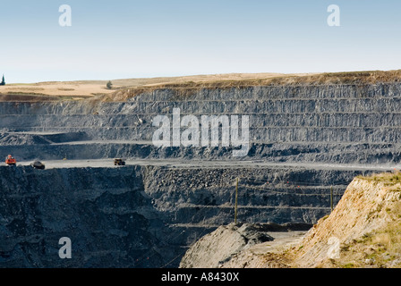 Terrassen-Anlieger und Teige auf Frasers Pit öffnen Besetzung Goldmine in Otago Neuseeland Stockfoto