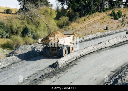 Eine vollständige Muldenkipper treibt die Haul Straße Frasers Pit Tagebau Gold Mine in Otago Neuseeland Stockfoto