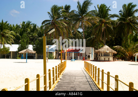 AGATTI Island Resort ist am weißen Sandstrand neben dem dramatischen blaue Meer rund um die Insel gelegen. Stockfoto