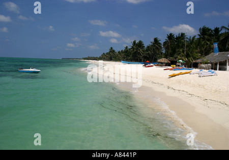 AGATTI Island Resort Dive Club ist am weißen Sandstrand neben dem dramatischen blaue Meer rund um die Insel gelegen. Stockfoto