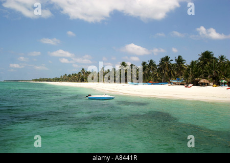 AGATTI Island Resort Dive Club ist am weißen Sandstrand neben dem dramatischen blaue Meer rund um die Insel gelegen. Stockfoto