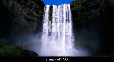 Sonnenlicht fang der 60m Wasserfall Skogafoss im südlichen Island Stockfoto