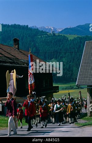 Österreich. Osttirol. Fronleichnams-Prozession im Dorf von Strassen. Sehr feierlich und bunt. Stockfoto