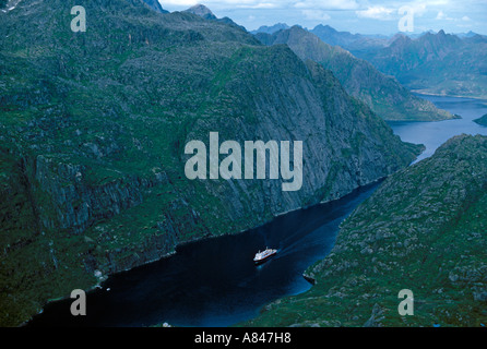 Norwegen. Lofoten. Die M/V MIDNATSOL Eintritt in den engen Trollfjord. Schiff ist Teil des Coastal Express - Hurtigruten in Norwegisch. Stockfoto