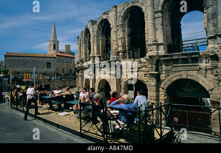 Frankreich. Der Provence. Arles.  Touristen Essen am Bürgersteig Restaurants außerhalb der Aromaten, das riesige römische Amphitheater. Stockfoto