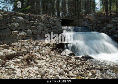 Wasser fließt über einen kleinen Damm in New Hampshire USA ist Teil von Neu-England Stockfoto