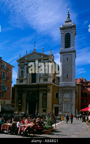 Frankreich. Süden. Der Provence. Schön. Kathedrale von Nizza im Herzen der Altstadt. Schönen Platz mit Cafés vor. Stockfoto
