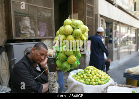 Obst Anbieter auf Pflaster von Geschäften napping, Kairo, Ägypten Stockfoto