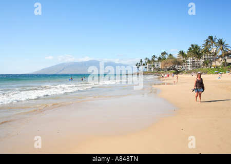 Frau geht auf leere Kamaole Beach Park II am South Kihei Road Kihei, Maui, Hawaii, usa Stockfoto