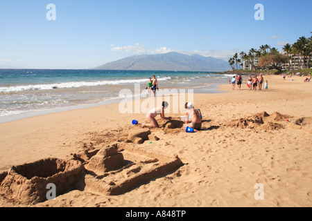 Kinder bauen Sandburg am Kamaole Beach Park II am South Kihei Road Kihei, Maui, Hawaii, usa Stockfoto