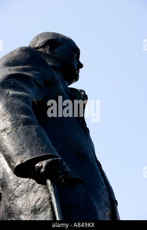 Statue von Sir Winston Churchill im Parlament Feldern umrahmt von einem strahlend blauen Himmel. London, England, Vereinigtes Königreich Stockfoto