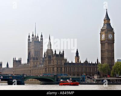 Die Houses of Parliament, betrachtet aus dem südlichen Ufer der Themse in London, England, UK Stockfoto