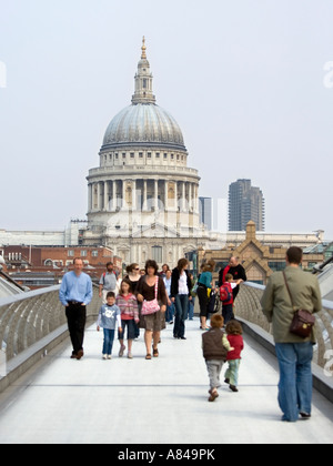 Blick über die Millennium Bridge über die Themse mit St Pauls Cathedral am hinteren Ende. London, England, Vereinigtes Königreich Stockfoto