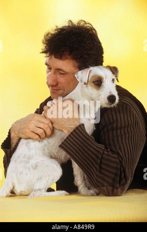 Mann umarmt Parson Jack Russell Terrier Stockfoto