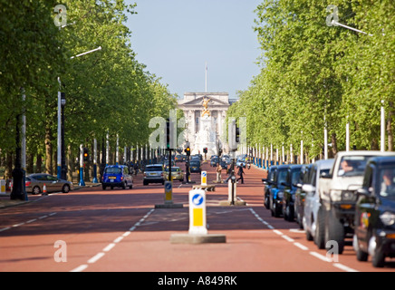 Sehen Sie sich The Mall in Richtung Buckingham Palast. London, England, Vereinigtes Königreich Stockfoto