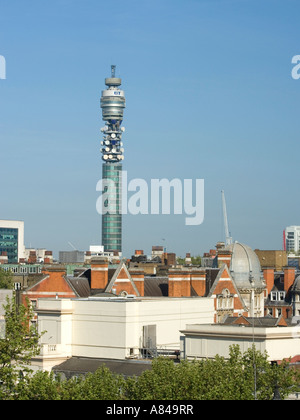 British Telecom Tower vor blauem Himmel in London, England, UK Stockfoto