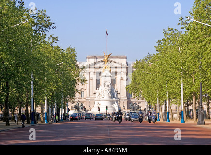 Sehen Sie sich The Mall in Richtung Buckingham Palast. London, England, Vereinigtes Königreich Stockfoto