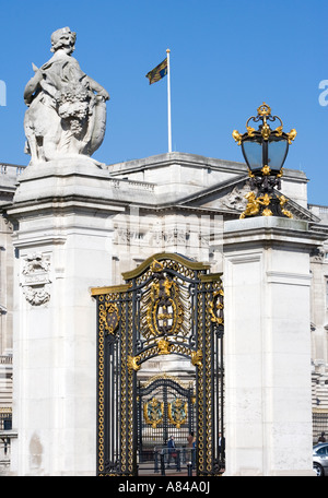 Gateway in den Wänden rund um Buckingham Palace, die offizielle Residenz der Königin Elizabeth II, London, England, UK Stockfoto