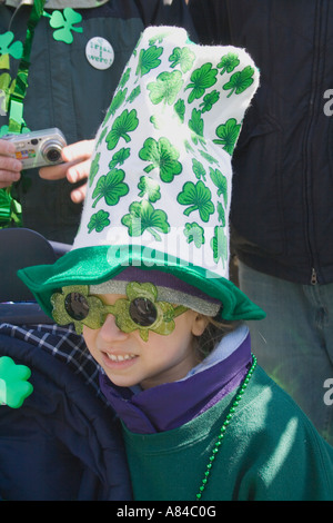 Junge Marcher Alter 7 in seiner irischen Putz alles geschmückt. St. Patricks Day Parade St. Paul Minnesota USA Stockfoto