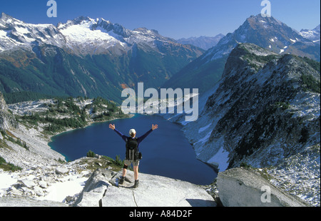 Wanderer über dem verborgenen See mit Arme ausgestreckt versteckt Lake Trail North Cascades National Park Cascade Mountains Washington Stockfoto