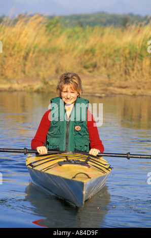 Frau im Seekajak auf Snohomish River Washington Herr Stockfoto