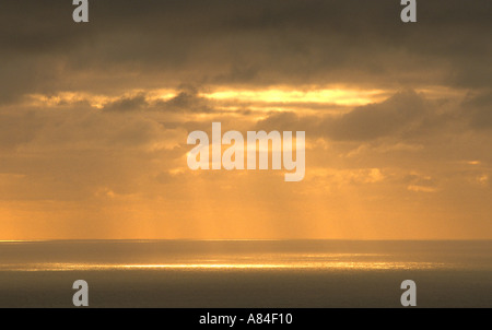 Sonnenstrahlen brechen durch Wolken über Golf von Saint Lawrence Whale Cove Cape Breton Island Nova Scotia Kanada Stockfoto