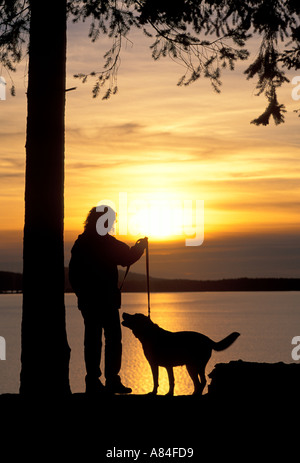 Frau und Hund Silhouette gegen Sonnenuntergang Washington Stockfoto