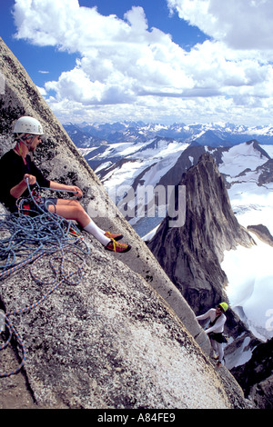 Kletterer Klettern nahe Gipfel des Bugaboo Spire Bugaboo Gletscher Provincial Park-British Columbia-Kanada Stockfoto