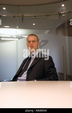 Geschäftsmann, posieren für eine kommerzielle Fotoshooting im Büro Sitzungssaal Stockfoto