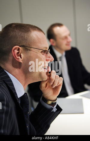 Geschäftsmann, posieren für eine kommerzielle Fotoshooting im Büro Sitzungssaal Stockfoto