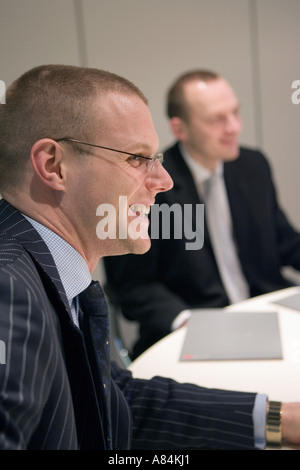 Geschäftsmann, posieren für eine kommerzielle Fotoshooting im Büro Sitzungssaal Stockfoto