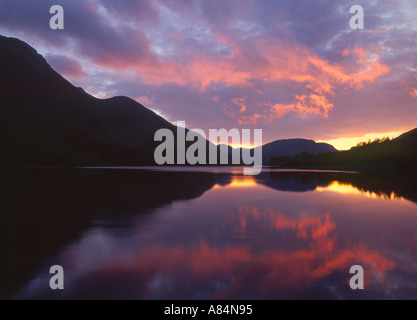 Dämmerung fallen über Lake Buttermere im Lake District Cumbria England UK Stockfoto