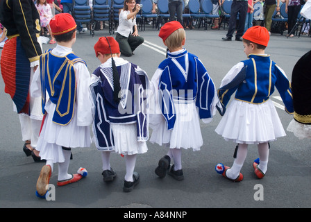 Australier griechischer Abstammung zu feiern, bei einem Festival mit Tanz in traditionellen Kostümen Stockfoto