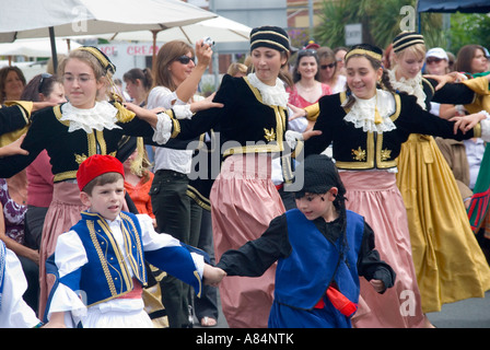 Australier griechischer Abstammung zu feiern, bei einem Festival mit Tanz in traditionellen Kostümen Stockfoto