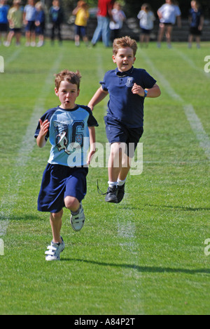 Kinder in der Grundschule Leichtathletik Hobart Tasmanien im Wettbewerb Stockfoto