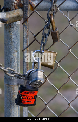 Sperren für ein Maschendrahtzaun Stockfoto