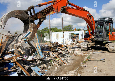 Bagger Abbruch Fertighaus Bürogebäude Stockfoto