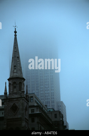 Empire State Building in New York Nebel Stockfoto