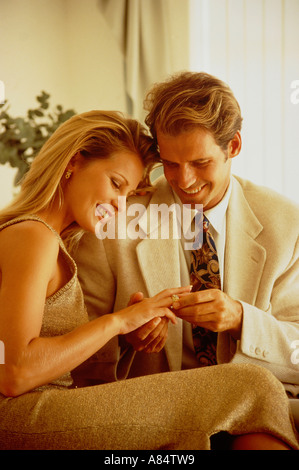 Romantisches paar drinnen. Mann den Ring an Frau. Stockfoto