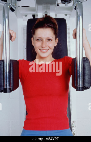 Indoor Nahaufnahme der jungen Frau im Fitnessraum mit Trainingsgeräten. Stockfoto