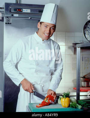 Hotelküche. Männlichen Chef. Zubereitung von Speisen. Nahaufnahme der Gemüse Hacken. Stockfoto