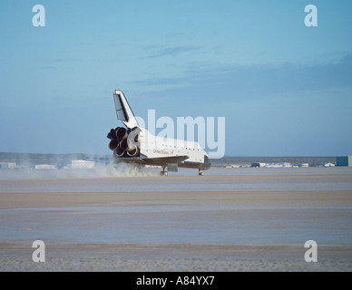 USA. Kalifornien. Space Shuttle Atlantis Landung auf der Edwards Air Force base Start-und Landebahn. Stockfoto