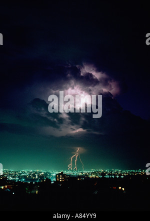 Blitze über Stadtteile in der Nacht Stockfoto