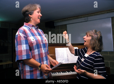 Lehrer geben Gesangsunterricht für ältere Studierende Stockfoto